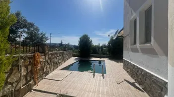Özel Havuzlu Geniş Üzümlü Üç Yatak Odalı Villa